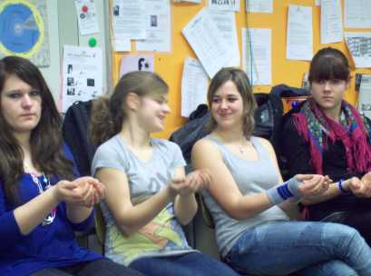 sozpaed_fingerspiel_1 SchülerInnen beim Finger- und Handgestenspiel