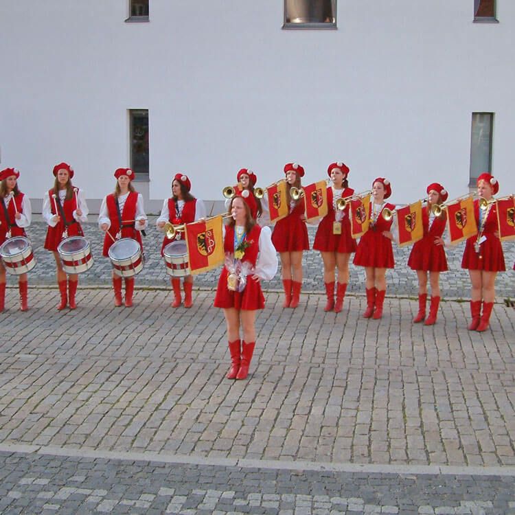 Fanfarenzug in historischen Kostümen