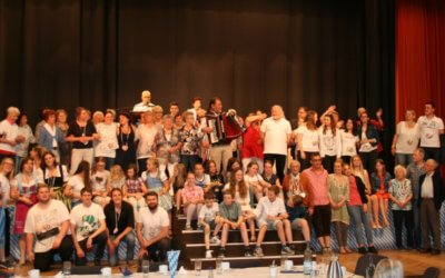 Senioren tanzen in den Mai