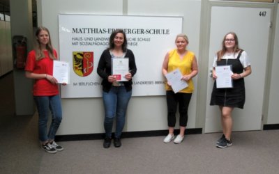 Altenpflegehelfer/innen feiern ihren Abschluss