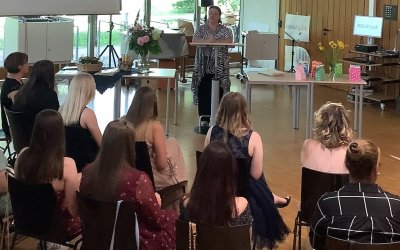 Auf neuen Wegen: MES entlässt Absolventinnen und Absolventen der Berufsfachschule Kinderpflege ins Berufsleben