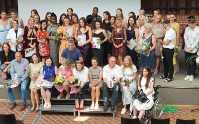 Altenpflegerinnen und Altenpfleger feiern ihren Abschluss, eine Ära geht zu Ende