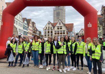 Schülerinnen des EG13 unterstützen die Organisatoren des Genießerlaufes