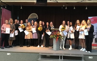 Abschlusssfeier für zwanzig frischgekürte Bachelor of Arts an der MES