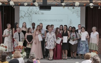 Altenpflegehelfer und Altenpflegehelferinnen feiern ihren Abschluss