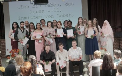 Pflegefachfrauen und Pflegefachmänner in der generalistischen Pflegeausbildung feiern ihren Abschluss