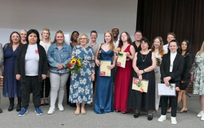 Altenpflegehelfer und Altenpflegehelferinnen feiern ihren Abschluss