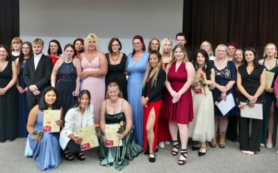 Pflegefachfrauen und Pflegefachmänner in der generalistischen Pflegeausbildung feiern ihren Abschluss