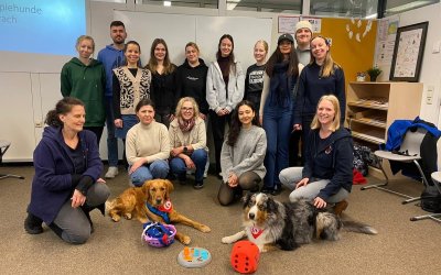 Therapiehunde zu Besuch im Unterricht der PiA3-Klasse